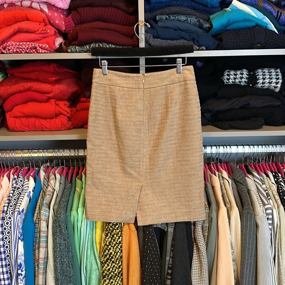 Ann Taylor tan back zipper closure lined back slit skirt size 2 - Picture 3 of 3